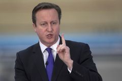Náplast pro raněného Camerona. EU bude řešit výhrady Londýna