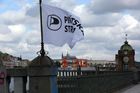 Na pražském nábřeží zavlála pirátská vlajka.