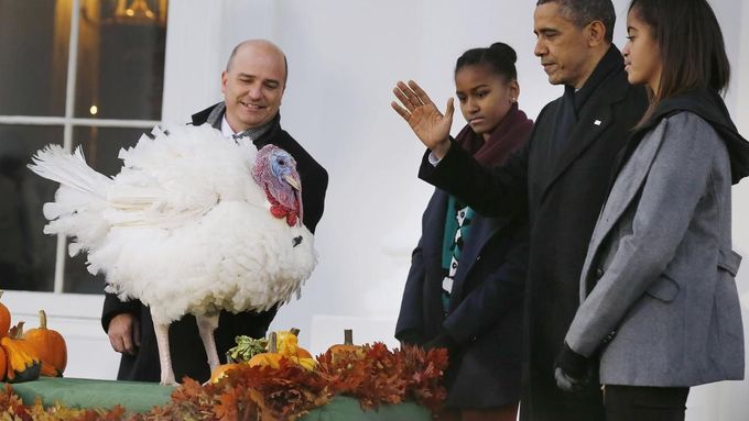Americký prezident Barack Obama, doprovázený svými dcerami, omilostňuje krocana jménem Popcorn.