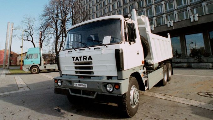 Tatra 815 v první polovině 90. let v nejtypičtější podobě sklápěče.