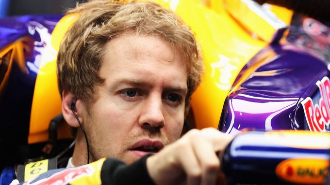 Největším poraženým prvních testů byly překvapivě Red Bull. Sebastian Vettel se skoro nesvezl a po dvou dnech z Jerezu raději utekl. Podívejte se, co všechno jeho tým i další soupeře trápilo.