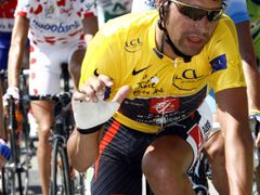 Vedoucí jezdec Tour de France Oscar Pereiro na startu 17. etapy.