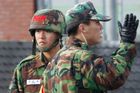 Jihokorejští vojáci hlídají přístav na ostrově Jonpchjong a koordinují evakuaci.
