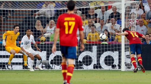Xabi Alonso střílí první gól během čtvrtfinálového utkání Španělska s Francií na Euru 2012.
