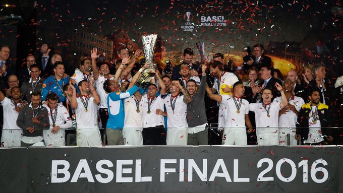 Fotbalisté Sevilly se radují ze třetího triumfu v Evropské lize v řadě