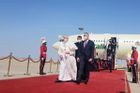 Papež přiletěl do Iráku na historickou návštěvu. Extremismus musí skončit, řekl