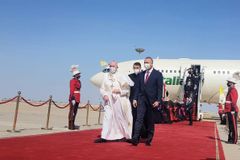 Papež přiletěl do Iráku na historickou návštěvu. Extremismus musí skončit, řekl