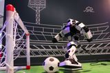 Robot od Huawei hraje i fotbal.