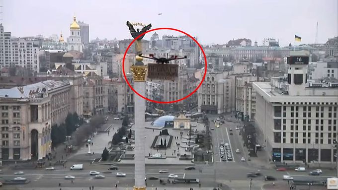 Živé vysílání agentury Reuters z kyjevského náměstí Nezávislosti narušil ve středu dron nesoucí transparent.