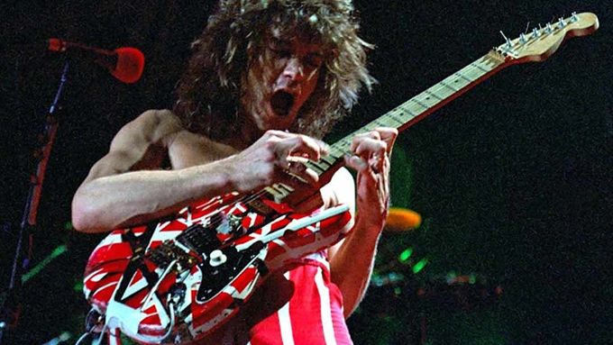 Van Halenovo sólo ve skladbě 316 má na YouTube přes 8 milionů zhlédnutí. Záznam pochází z koncertu v roce 1986.