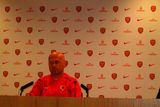 Trenér Michal Bílek na tiskové konferenci na Emirates Stadium.