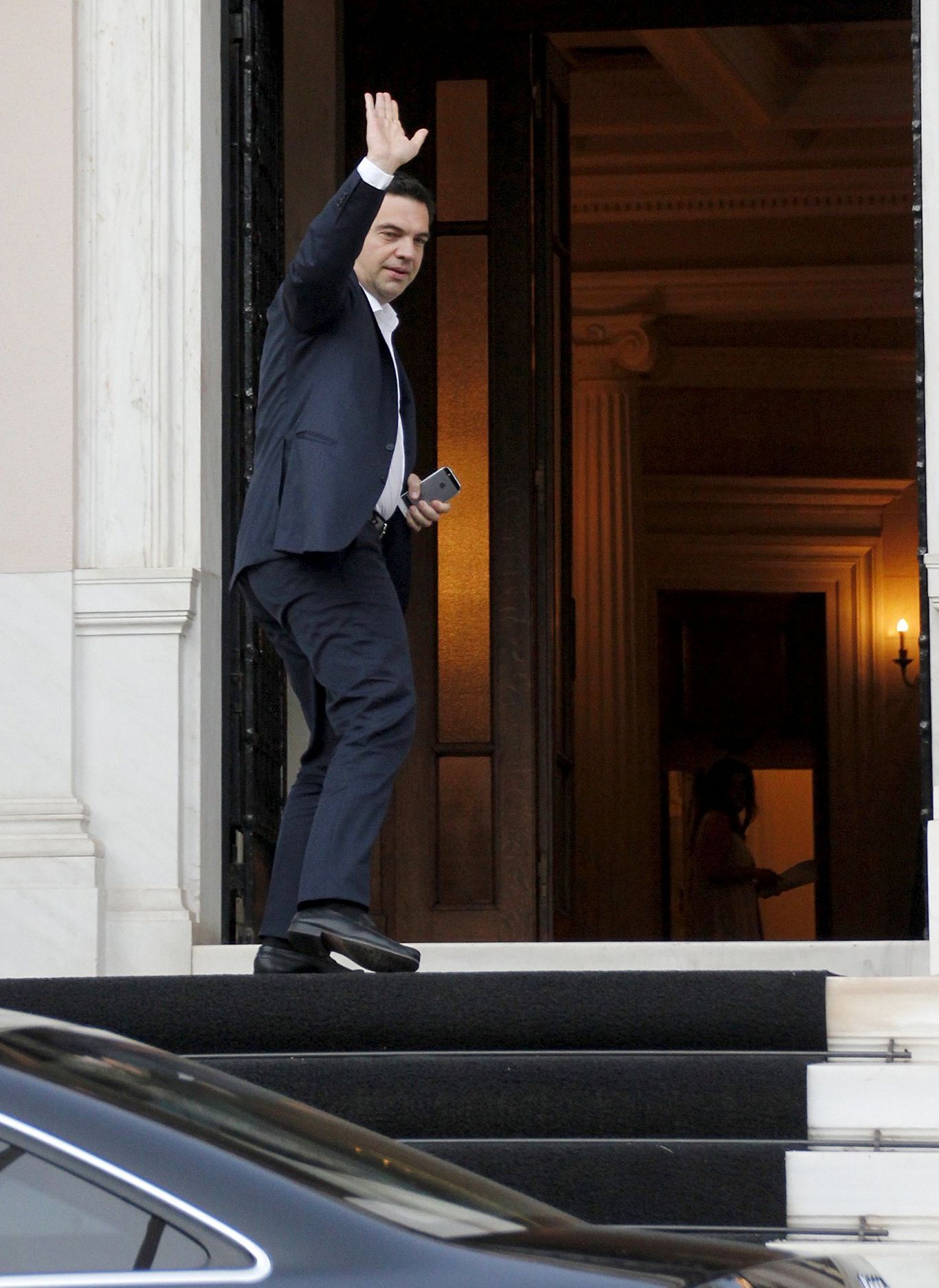 Řecký premiér Alexis Tsipras se vrací do své kanceláře