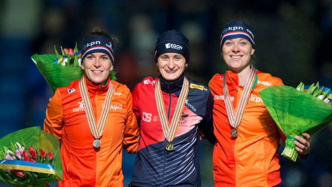 Zlatá Martina Sáblíková uprostřed tria medailistek ze závodu na tři kilometry