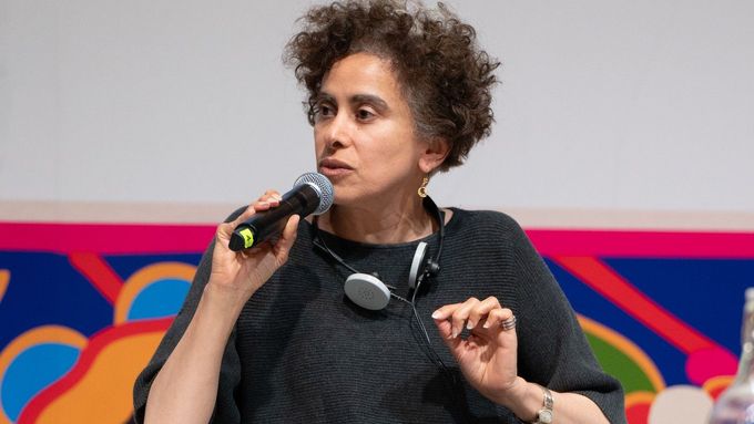 Palestinská spisovatelka Adania Shibliová bude v DOXu na festivalu FALL debatovat mj. o možnostech a limitech literárního jazyka.