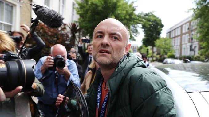 Dominic Cummings v obležení novinářů nedaleko svého domu v Londýně.