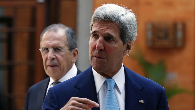 John Kerry (v popředí) a Sergej Lavrov.