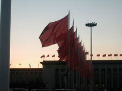 Rudé vlajky na náměstí Tchien-an-men, kde v roce 1989 čínské milice zmasakrovaly studenty