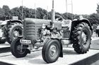První velký zlom ve vývoji Zetorů přinesl rok 1960 a uvedení unifikované řady I (UŘ I) - pionýrem se stal typ 3011, který mohl mít jako první traktor na světě bezpečnostní kabinu. Na unifikované řadě se pracovalo už od roku 1957 a přinesla pro výrobce spoustu výhod. Především snížení nákladů a zjednodušení výroby, protože různé modely mohly navzájem sdílet díly. Například motory se odlišovaly jen počtem válců od dvou do čtyř, jednodušší bylo také uvést kultivační verzi traktoru.