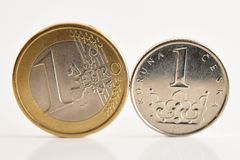 Koruna posílila vůči euru o třináct haléřů, k dolaru o více než padesátník