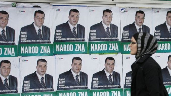 Volební plakáty v Zenici na severu Bosny.