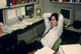1972 - Hned v prvním roce Steve Jobs praštil se studiem na vysoké škole. Bylo mu sedmnáct let. "Neměl jsem ponětí, co dělat se svým životem ani jak mi to může škola pomoci zjistit. A zatím jsem tady utrácel všechny peníze, které moji rodiče střádali celý život. Tak jsem se rozhodl odejít a uvěřit tomu, že se nějak protluču. Tehdy to bylo pěkně děsivé, ale když se dívám zpátky, bylo to jedno z nejlepších rozhodnutí, jaká jsem udělal," vrátil se k osudovému bodu svého života Jobs v projevu roku 2005.