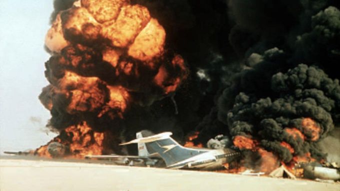 Únosová aféra vyvrcholila 12. září, když únosci před zraky světa odpálili všechna tři letadla stojící v poušti.