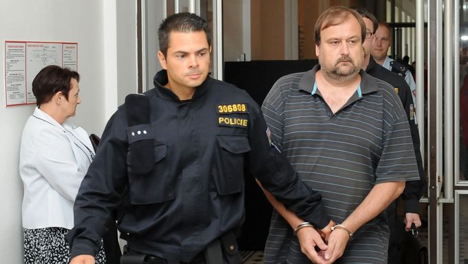 Eskorta přivádí k soudu Tomáše Líbala před rozhodováním o vazbě.
