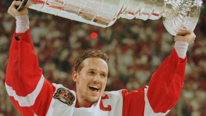Steve Yzerman se Stanley Cupem v roce 1997