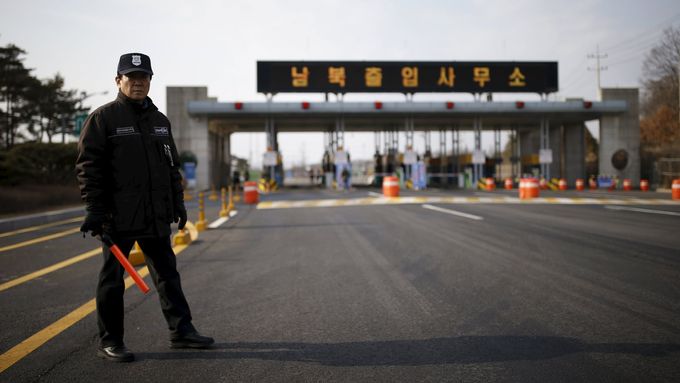 Jihokorejská bezpečnostní stráž hlídá silnici vedoucí do Kesongu. Ilustrační foto.