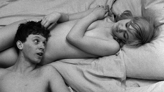 Vladimír Pucholt jako Milda a Hana Brejchová coby Andula ve filmu Lásky jedné plavovlásky.