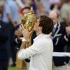 Švýcarský tenista Roger Federer se raduje z vítězství v utkání s Britem Andym Murraym ve finále Wimbledonu 2012.