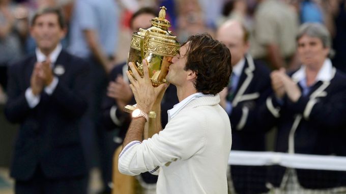 FOTO Federer se vrátil na wimbledonský i světový trůn