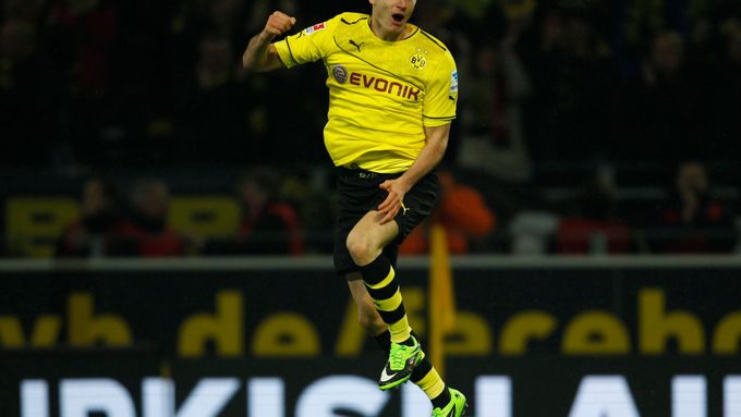Robert Lewandowski 100. gólem v dresu Borussie posunul Dortmund do finále Německého poháru.