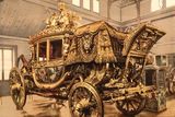 Kočár francouzského krále Karla X. ve Versailles. Král vládl v letech 1824 až 1830. Snímek byl pořízen zhruba sedmdesát let po jeho odchodu z trůnu.