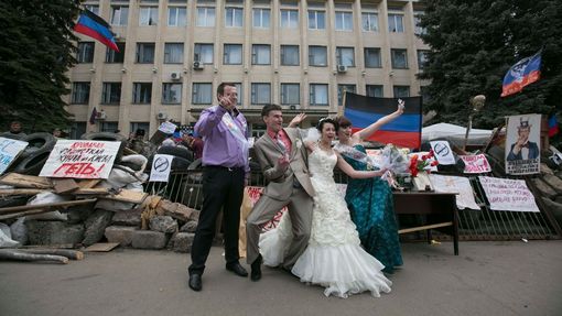 Svatebčané před okupovanou vládní budovou ve východoukrajinském Kramatorsku.