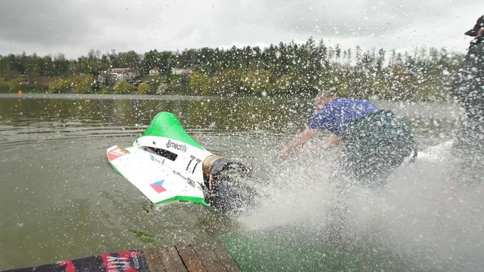 Tomáš Enge si na rybníku Olšovec v Jedovnicích vyzkoušel jízdu v závodním motorovém člunu.