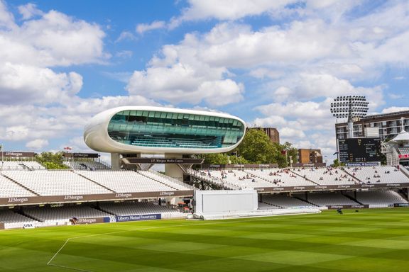 Kaplický s Amandou Levete navrhli oblou tribunu pro novináře na londýnském kriketovém stadionu Lord's Cricket Ground.