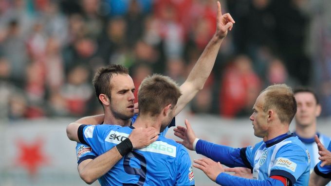 Autor prvního gólu Jasmin Ščuk (vlevo) se raduje se spoluhráči z Boleslavi.