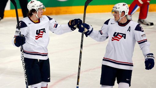 Američané Oshie a Carle slaví gól do sítě Ruska ve čtvrtfinále MS 2013