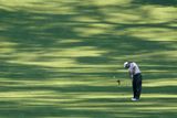 Tiger Woods ze Spojených států dává svůj postupový úder během cvičného kola golfového turnaje Masters 2010 v národním golfovém klubu v Augustě, v Georgii.
