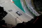 Lewis Hamilton v Mercedesu při pátenčím tréninku na GP Singapuru formule 1