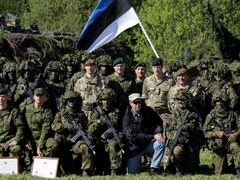 Estonský prezident Hendrik Ilves s estonskými a britskými vojáky.