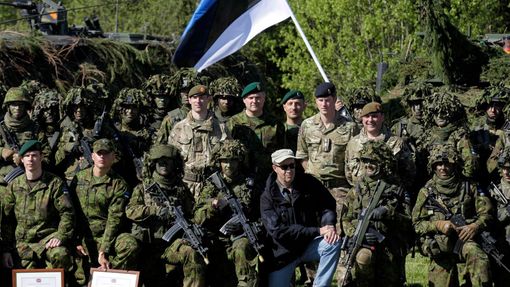 Estonský prezident Hendrik Ilves s estonskými a britskými vojáky.