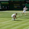 Švýcarský tenista Roger Federer míjí míček během utkání s Britem Andym Murraym ve finále Wimbledonu 2012.