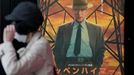 Plakát na film Oppenheimer v tokijském kině.