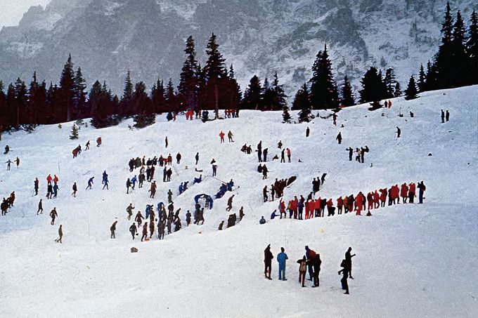 Pátrací skupiny v místě, kde došlo závalu lavinou. Mengusovská dolina pod Popradským plesem ve Vysokých Tatrách, rok 1974