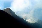 Probuzená sopka v Indonésii zabila nejméně tři lidi, okolí zaplavila mračna horkého popela