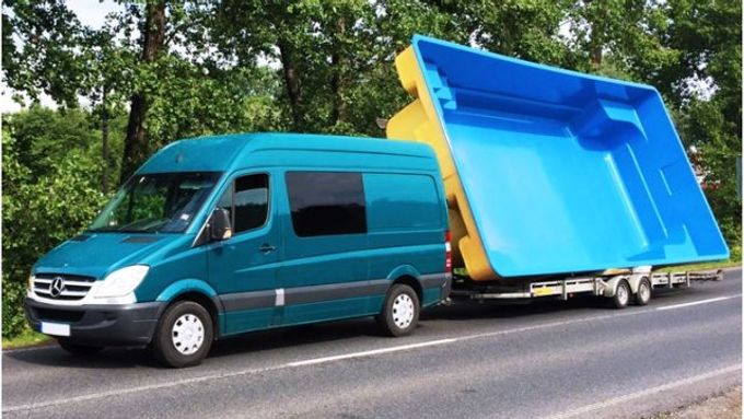 Bazén z jednoho kusu usadíte během chvilky