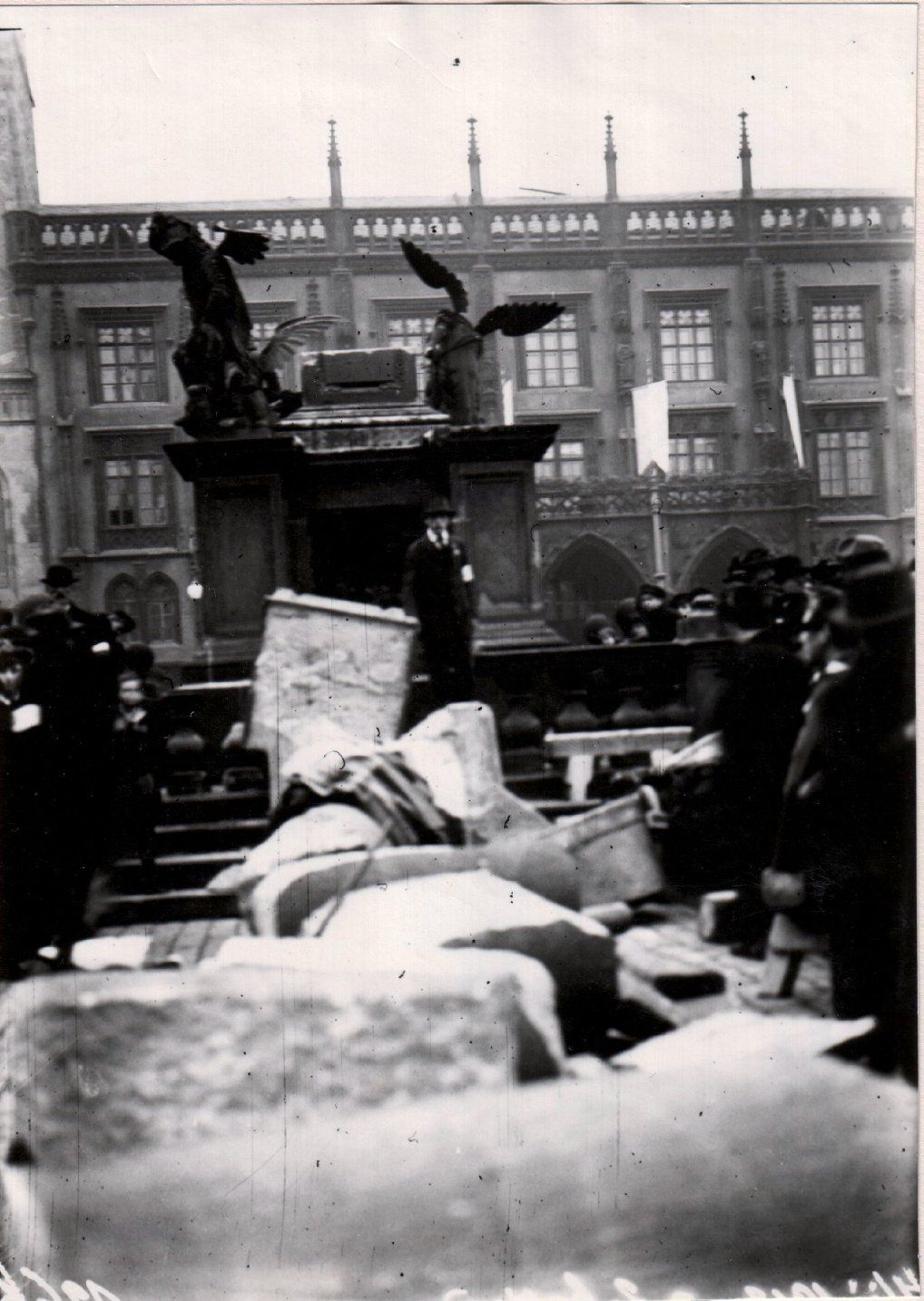 Výročí stržení Mariánského sloupu v roce 1918