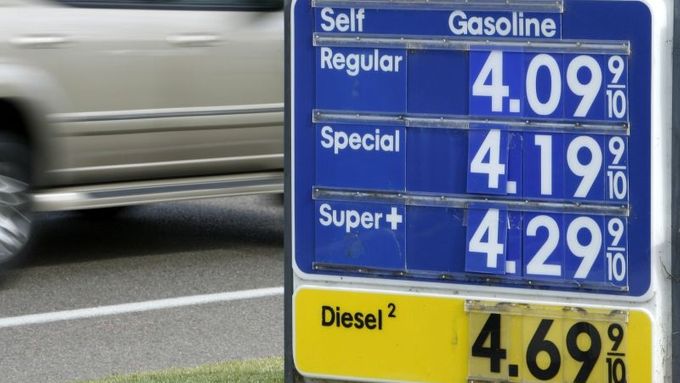 Gas prices climb over four dollars a gallon at a gas station in Rancho Santa Fe, California April 23, 2008. REUTERS/Mike Blake (UNITED STATES)